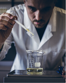 Une personne travaillant des produits chimiques dans un laboratoire